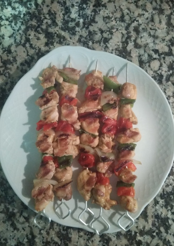 Una foto de Pinchos de pollo y verduras