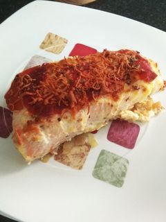 Una foto de Salmón al horno con jamón serrano y queso