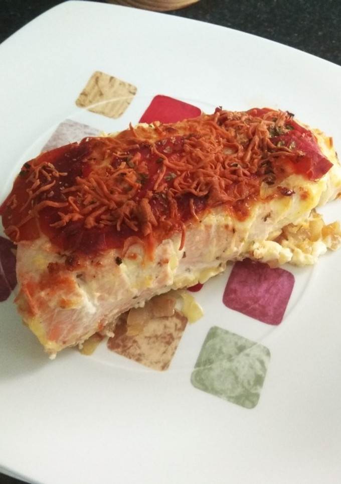 Una foto de Salmón al horno con jamón serrano y queso