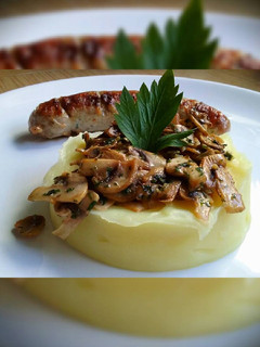 Una foto de Butifarra con champiñones y puré de patata