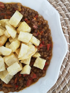 Una foto de Guiso de lentejas con papas fritas