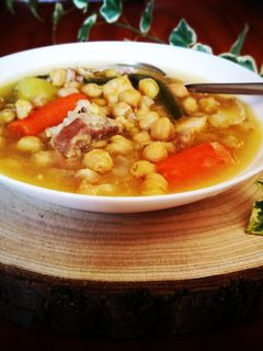 Una foto de Cocido español en la olla exprés
