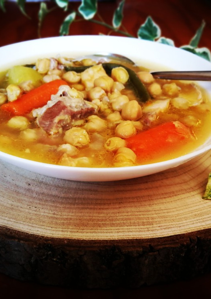 Una foto de Cocido español en la olla exprés