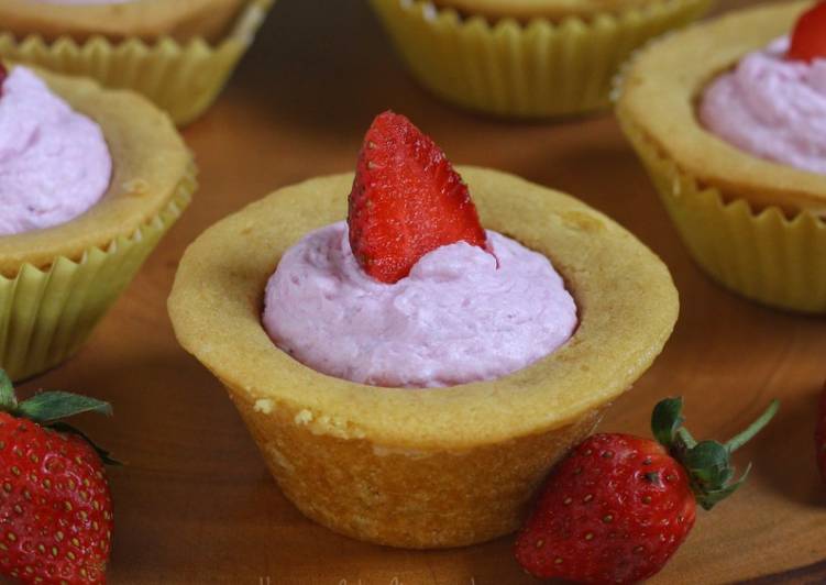 Cara Gampang Menyiapkan Strawberry Cheesecake Cup, Enak Banget
