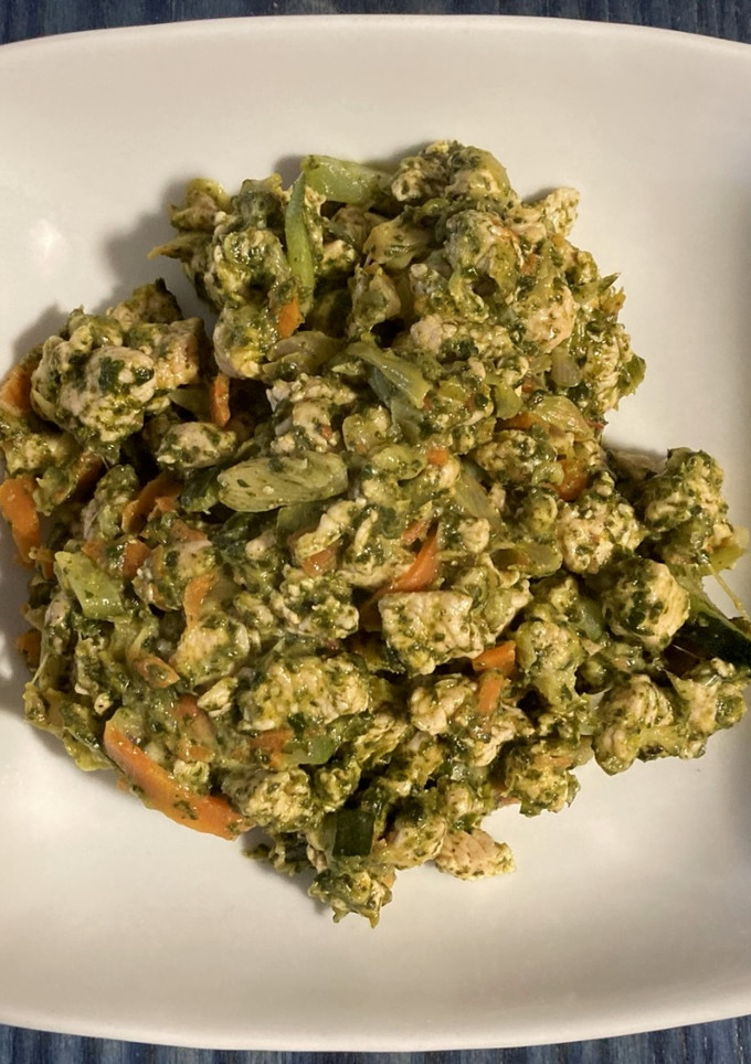 Una foto de Revuelto de carne picada con verduras