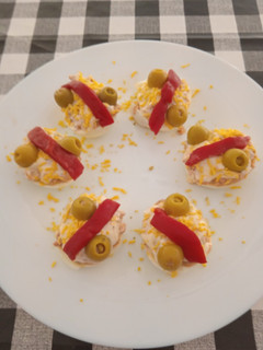 Una foto de Huevos rellenos con atún
