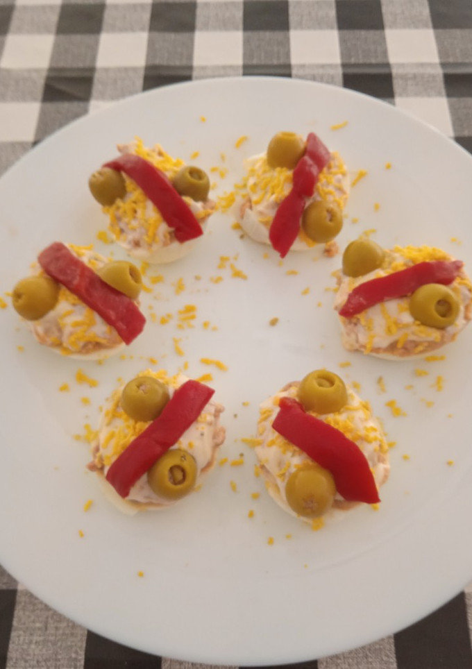 Una foto de Huevos rellenos con atún