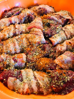 Egyszerű, baconbe tekert csirkemáj recept fotója