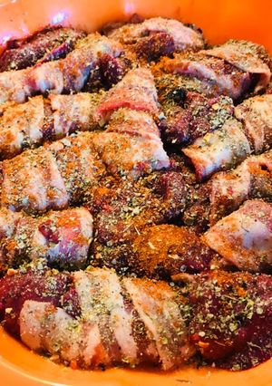 Egyszerű, baconbe tekert csirkemáj recept fotója