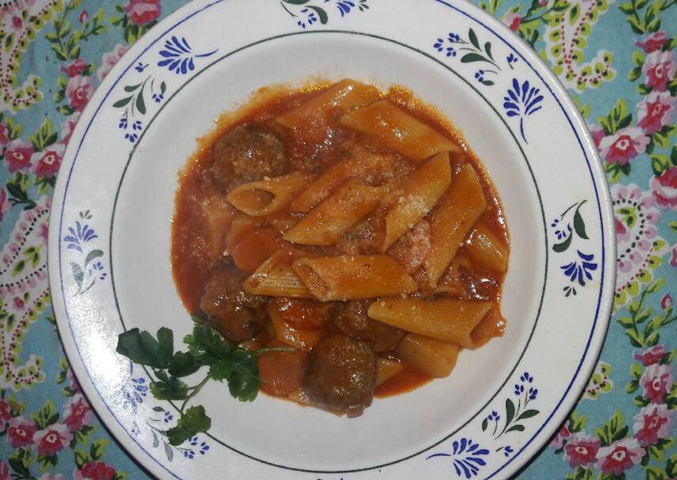 Penne Rigatte con salsa de tomate y albóndigas