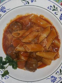 Una foto de Penne Rigatte con salsa de tomate y albóndigas