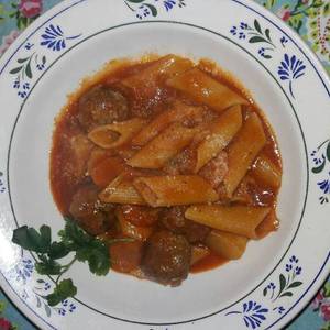 Penne Rigatte con salsa de tomate y albóndigas