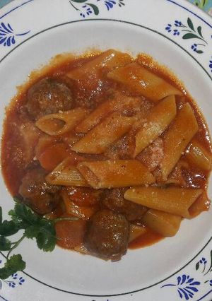 Una foto de Penne Rigatte con salsa de tomate y albóndigas