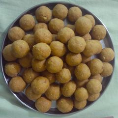 Suji maida laddu 😋 A picture of Suji maida laddu 😋.