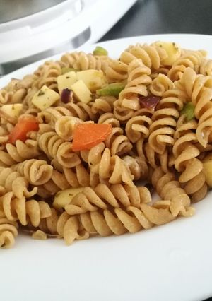Una foto de Fideos integrales con verduras y queso 😉