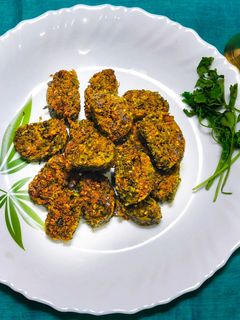 खमंग खुसखुशीत कोथंबिर वडी (kothimbir wadi recipe in marathi) रेसिपी चे मुख्य फोटो
