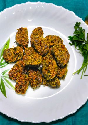 खमंग खुसखुशीत कोथंबिर वडी (kothimbir wadi recipe in marathi) रेसिपी चे मुख्य फोटो 