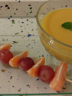 Una foto de Pincho de mandarinas con uvas y smoothie de melocotón con pera