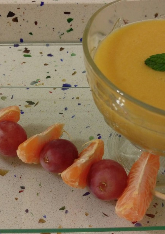 Una foto de Pincho de mandarinas con uvas y smoothie de melocotón con pera