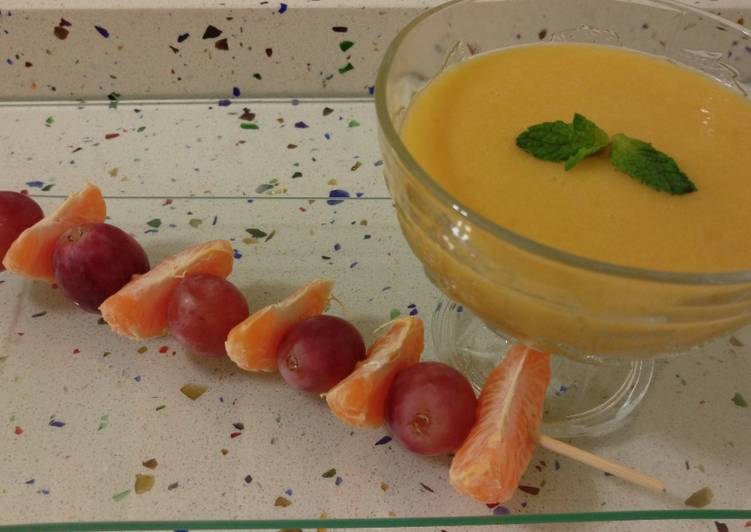 Pincho de mandarinas con uvas y smoothie de melocotón con pera