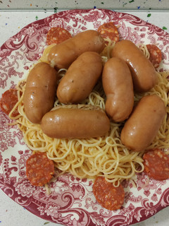 Una foto de Fideos chinos con salchichas ahumadas