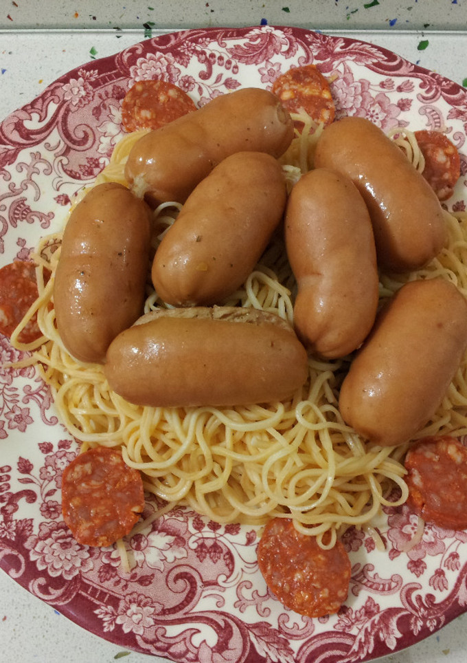Una foto de Fideos chinos con salchichas ahumadas