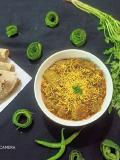 ગલકા સેવ નું શાક (Sponge Gourd Sev Sabji Recipe In Gujarati) રેસીપી મુખ્ય ફોટો