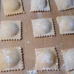 Foto principal de Raviolis de ricota, Gorgonzola, tomate seco y nueces
