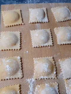 Una foto de Raviolis de ricota, Gorgonzola, tomate seco y nueces