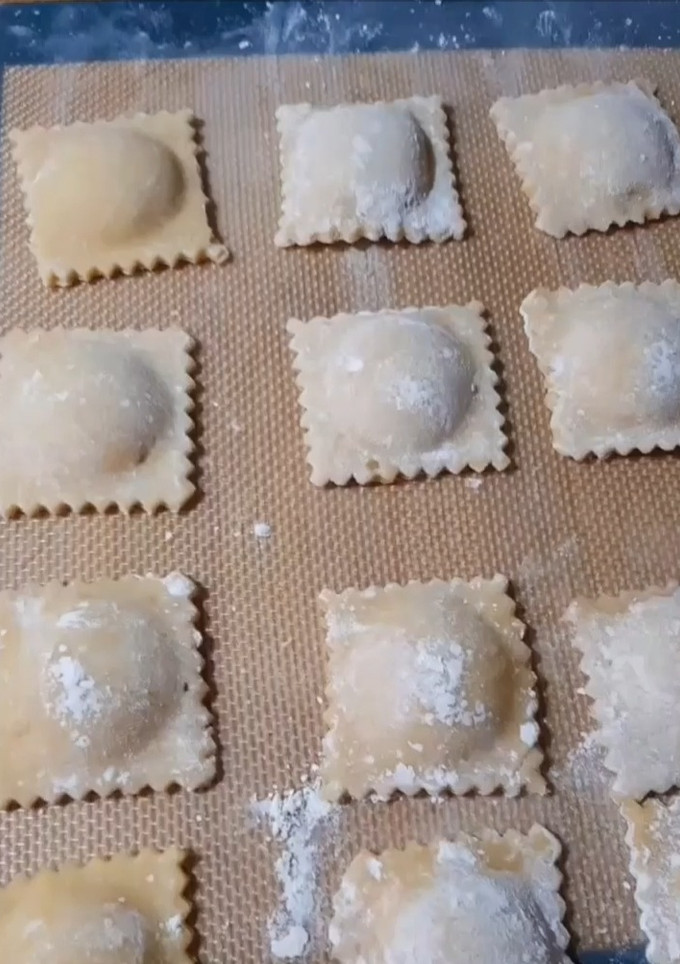 Una foto de Raviolis de ricota, Gorgonzola, tomate seco y nueces