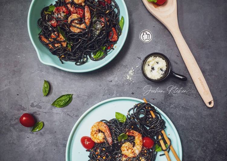 Black Spaghetti With Prawns and Tomato Cheries