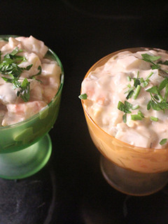 Una foto de Ensalada de gambas, patata y huevo cocido