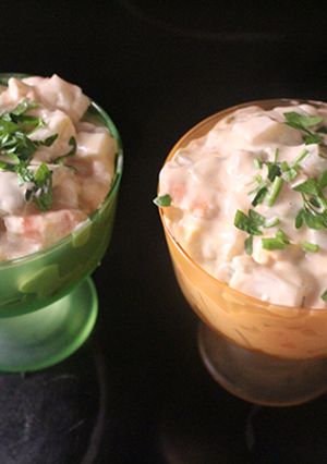 Una foto de Ensalada de gambas, patata y huevo cocido