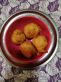 உருளை கிழங்கு போண்டா (Urulaikilanku bonda recipe in tamil) செய்முறை முக்கிய புகைப்படம்