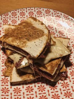 Una foto de Crepe de ibérico y havarti trufado
