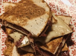 Una foto de Crepe de ibérico y havarti trufado