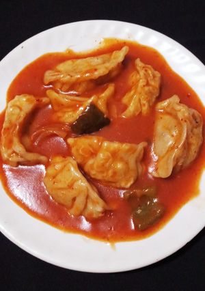 ডেভিল চিকেন চিলি গ্রেভি মোমো(Devil Chicken chilli gravy momo recipe in Bengali) রেসিপির প্রধান ছবি