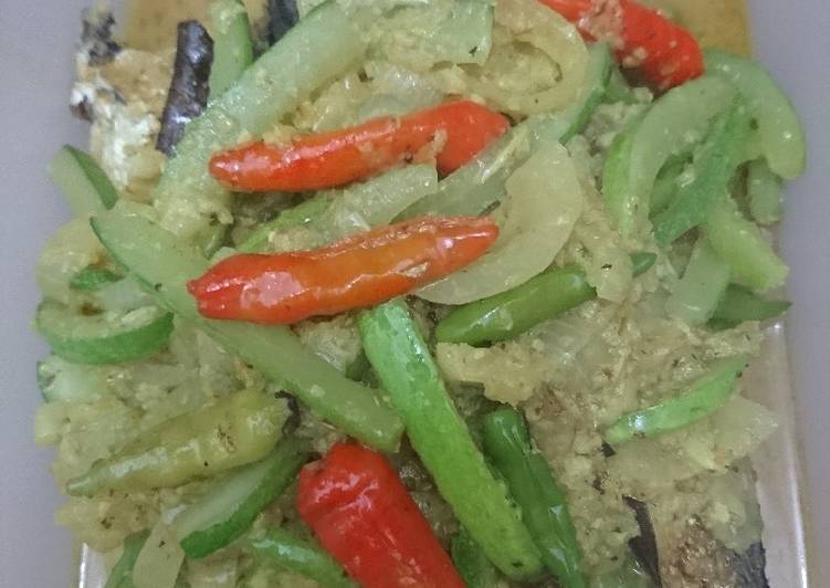 Resep Ikan bumbu acar kuning Lezat