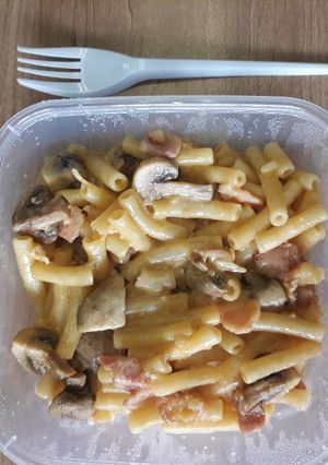 A picture of Mac and cheese.