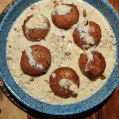A picture of Rabri Gulab Jamun..