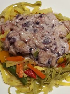 Tejszínes-kapros tőkehal színes tésztával recept fotója