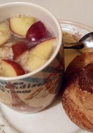 Una foto de Avena con leche de alpiste y manzana