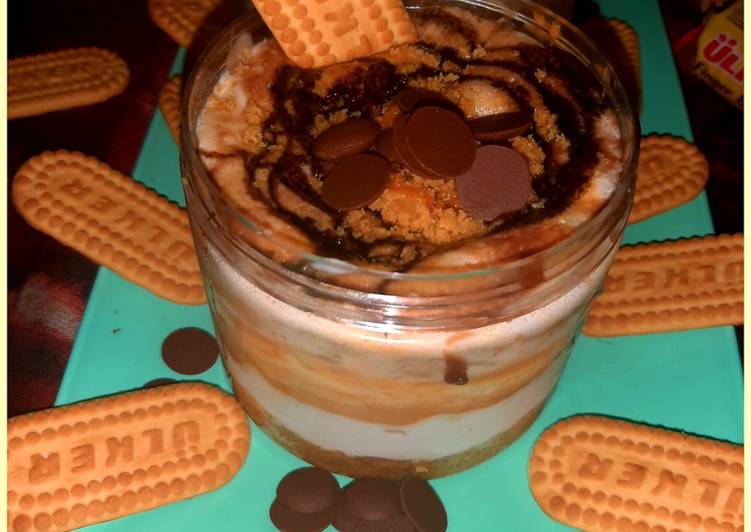 Biscuit pudding with dulce de leche