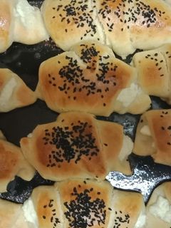 صورة لوصفة كرواسون بالجبنة وحبة البركة