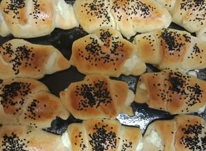 صورة لوصفة كرواسون بالجبنة وحبة البركة
