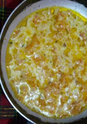 Una foto de Queso con tomate en paila