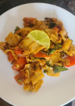 A picture of Thai Drunken Noodles with chicken.