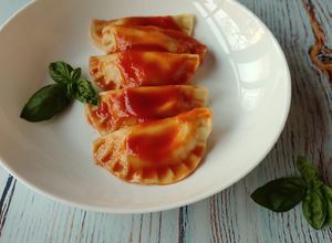 Foto di Ravioli ripieni di ricotta e basilico con salsa di pomodoro