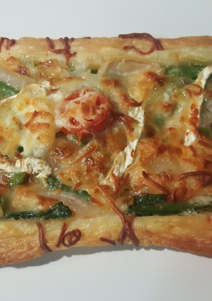 Una foto de Hojaldre de espárragos, cebolla, cherrys y queso de cabra