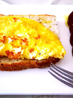 Una foto de Tortilla de huevo con queso griego y remolacha con anís